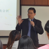 本系吳思達老師於103.12.16辦理就業服務乙級技術士輔導班，邀請勞資e學園 周志盛執行長擔任業界導師，本次課程主題為「就業倫理篇」。
