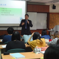 本系吳思達老師於103.12.24辦理就業服務乙級技術士輔導班，邀請勞資e學園 周志盛執行長擔任業界導師，本次課程主題為「就業諮詢」。

